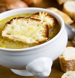 Луковый винный суп с сырными гренками