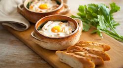 Завтрак по-французски: яичница с ветчиной и сыром