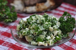 Салат с зеленым луком и сыром
