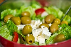 Салат с оливками, зеленым луком и сыром фета